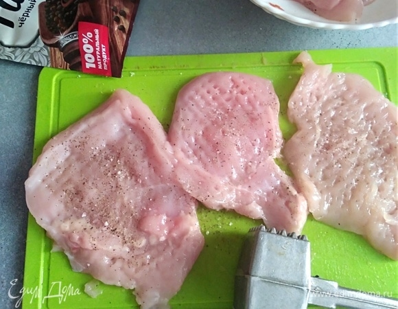 Куриное филе вымыть, обсушить и отбить с обеих сторон. Присыпать солью и перцем.