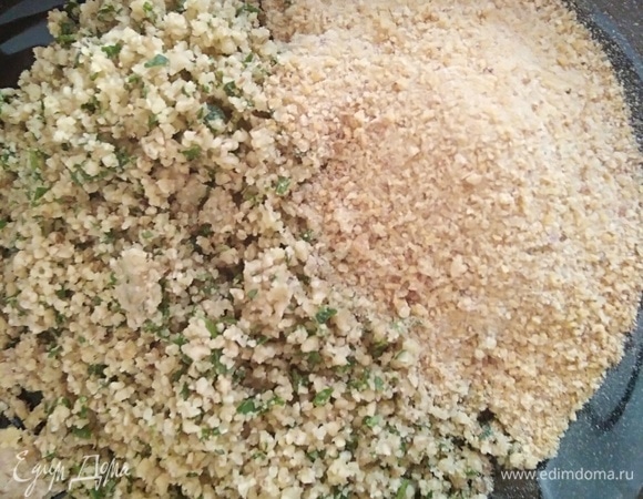 Смешать с панировочными сухарями.