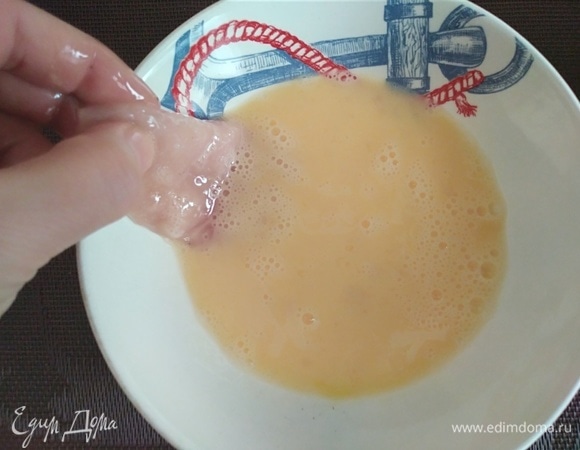 Яйцо взболтать вилочкой. Обмакнуть каждый кусочек филе.