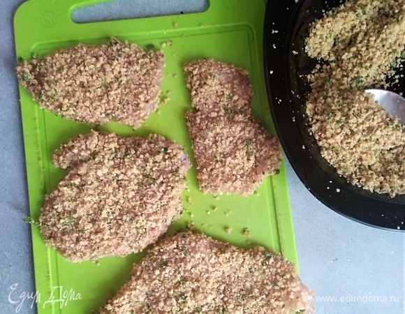 Обвалять с обеих сторон в панировке. Слегка прижать руками.