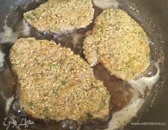Жарить на разогретом масле до готовности.