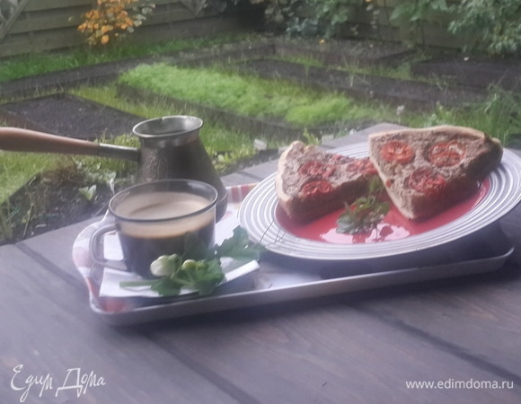 Достать форму с тестом из холодильника и выложить в нее начинку. Сверху разложить помидорные кружки, слегка сбрызнуть оливковым маслом. Установить форму на горячий противень и выпекать пирог около 40–50 минут (+/-), пока начинка не зарумянится по краям и не будет пружинить при нажатии пальцем. За 2 минуты до окончания выпечки посыпать пирог свежими листочками орегано. Позволю себе пару полезных советов: рекомендую к этому пирогу горячий крепкий сладкий чай, заваренный на свежей зелени орегано; подавать пирог дачный можно как теплым, так и холодным (вкусы совершенно разные).