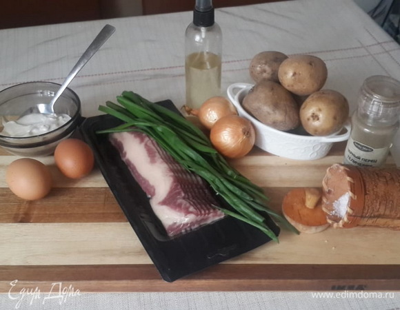 Включить духовку на 190°C. Лук и шпик (бекон) мелко нарезать. На сухую разогретую сковороду выложить бекон (шпик), обжарить, помешивая. Как только почувствуете аромат, а глазам станет «вкусно» (обычно это занимает 2–4 минуты), добавьте в сковороду лук и продолжайте обжаривать лук и бекон (шпик) вместе на сковороде до золотистого цвета. Посолить. Как только бекон (шпик) превратится в золотистые, но еще мягкие шкварки (тут сигналом вам послужит тот факт, что  рот начнет наполняться слюной), слейте большую часть вытопившегося жира (его можно использовать в другом рецепте), оставив в сковороде примерно 2 ст. л. Уберите сковороду с огня.