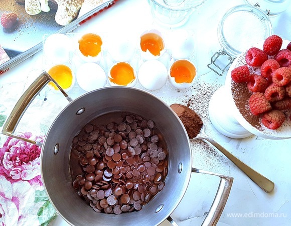 Шоколад поломать на маленькие кусочки или использовать в каплях, как на фото. Шоколад я использую Швейцарский, от качества шоколада зависит и вкус данного рулета! Выложить шоколад в небольшую кастрюлю, добавить кофе экспрессо (в оригинале кофейный напиток — 1 ст. л.), влить 5 ст. л. горячей воды, затем растопить на медленном огне (в оригинале на водяной бане). Пока шоколад топится, ложкой его перемешивать не нужно, можно только слегка встряхивать кастрюлю.