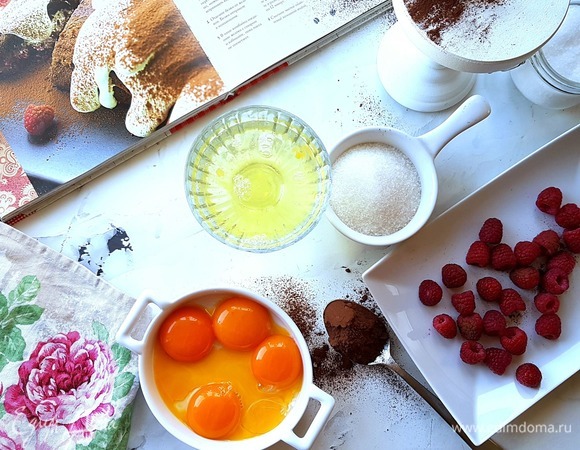 Отделить белки от желтков. Белки убрать в холодильник.