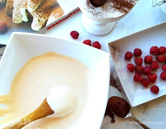 В чаше комбайна соединить желтки с сахаром и взбить, пока масса не станет светлой и воздушной.