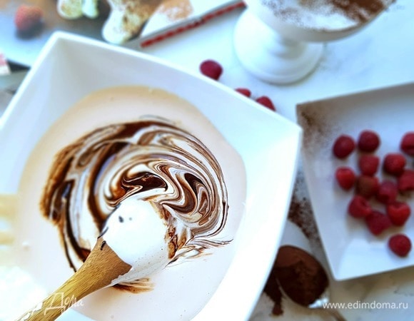 Не прекращая взбивать, добавьте растопленный шоколад и взбивайте еще пару минут.