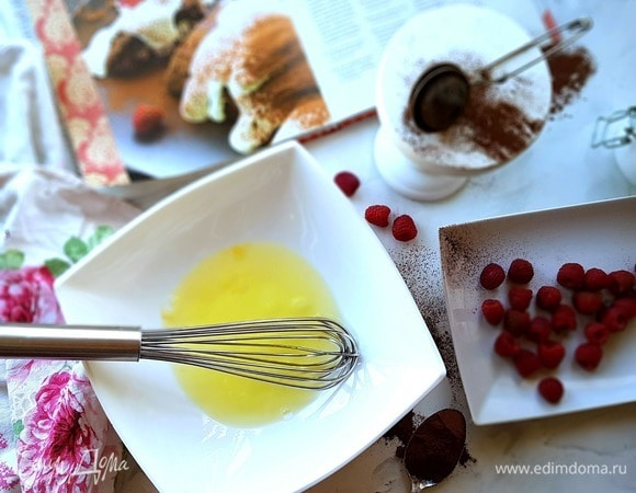 Белки немного посолите и взбейте миксером в крепкую пену.