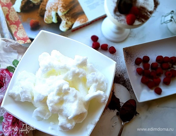 Белки взбиты, продолжаем.