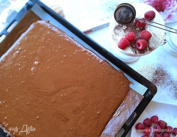 Выстилаем противень пекарской бумаге, я использую тефлоновый коврик. Но могу сказать, что с бумагой работать далее будет легче. Равномерно распределяем тесто и отправляем в разогретую духовку на 12 минут.