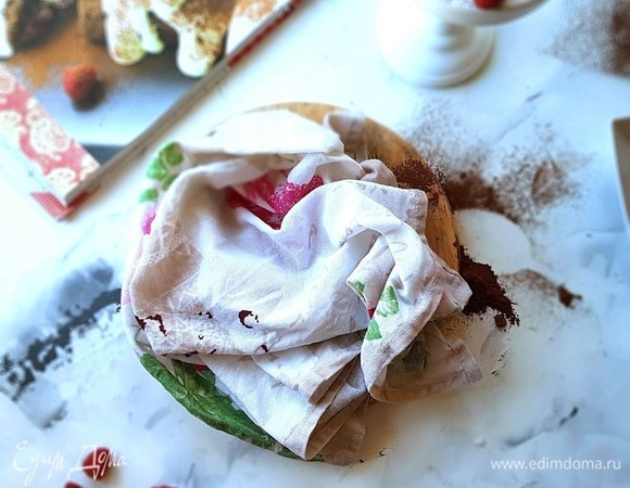 Пока выпекается корж, смочите чистое полотенце холодной водой и хорошенько отожмите.