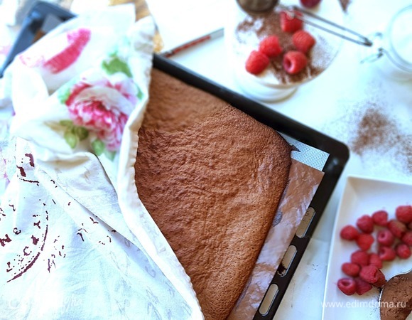 Укрываем его влажным полотенцем и оставляем на несколько минут.