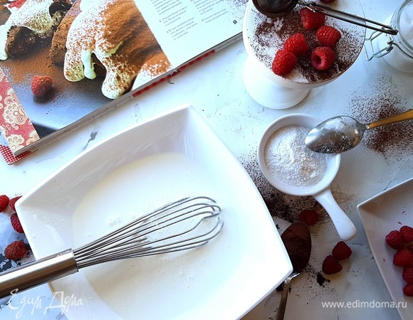 Тем временем, взбиваем сливки венчиком. Как только масса начнет густеть, введите 1 ст. л. сахарной пудры и продолжить взбивать. Затем введите вторую ложку сахарной пудры и еще раз взбить.