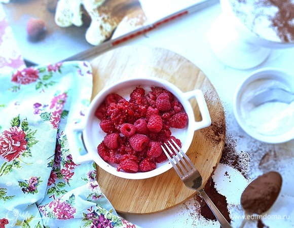 Малину слегка размять вилкой.