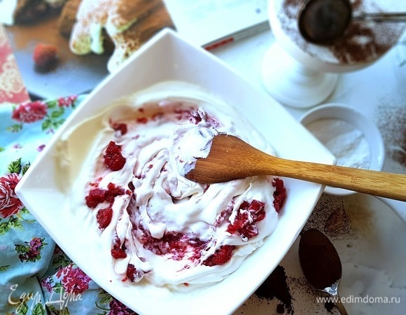 Добавить малину к сливкам и перемешать. Третью часть от сливок отложить в чашку для украшения.