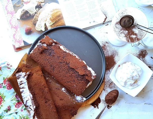 У меня корж немного прилип к силиконовому коврику, поэтому я рекомендую использовать пекарскую бумагу, но только высокого качества!