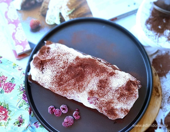 Посыпать рулет какао и отправить в холодильник.