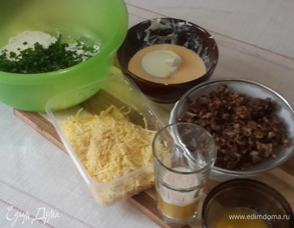 Картофель почистить и натереть на крупной терке. Отжать лишний сок. Измельчить зеленый лук. Отделить желтки от белков и смешать (взбить венчиком) желтки (!) со сметаной.