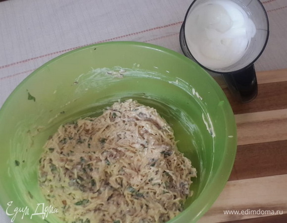 В тертый картофель добавить муку, соль, перец, соду (по желанию), жареный лук со шпиком (беконом), измельченную зелень, сметанно-желтковую смесь. Все хорошо перемешать в большой миске. У меня  нашлось в холодильнике немного творожного сыра рикотты (3 ст. л.), я добавил и его — не пропадать же добру! А рикотта тут вполне в тему. Взбить белки с солью (щепотку) в пышную высокую пену. Аккуратно (!), используя деревянную лопатку, ввести взбитые белки в нашу картофельную смесь и бережно (!) все перемешать до однородности. «Тесто» для запекания готово. Почему аккуратно и бережно? Отвечаю: это и есть та самая волшебная часть превращения обычной запеканки в восторженно-воздушное суфле. Насыщенные воздухом взбитые белки в процессе выпечке придадут блюду тот самый французский шарм, легкость и фееричность:-))