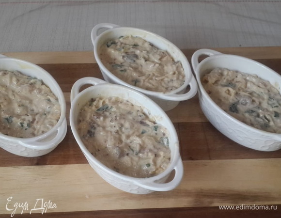 Так как блюдо готовится в духовке, формы для запекания нужно смазать размягченным сливочным маслом (дно и внутренние стенки) и предварительно нагреть формы в духовке. Можно использовать любые формы (для пирогов, запеканок, куличей), либо сковородку со съемной ручкой. Я предпочитаю специальные порционные формы для суфле — в них удобно сразу подавать на стол, не перекладывая. Выложить получившееся кулинарное «тесто» в формы для запекания, заполнять формы на ¾  их объема. Это важно (!), так как «тесто» при запекании поднимется. Отправить формы с тестом в заранее разогретую до 190°C духовку. Выпекать 30–40 минут (до образования золотистой корочки). И прошу вас — дверцу духовки не открывайте (!), чтобы посмотреть, как там дела. Только один раз — чтобы вынуть блюдо из духовки и подать его на стол! Иначе вся пышная воздушность вашего суфле опадет/осядет/сдуется/сделает «пшик».