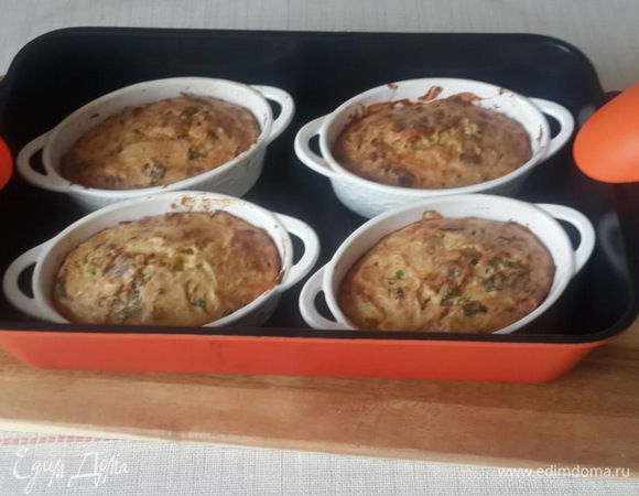 Подавать картофельную драчену нужно только горячей! Сразу немедленно! Из печи — мечи! На стол! И в этом весь смак:-))<br />
Мне иногда говорят, мол, сложно подаешь ты рецепты блюд своих, да и готовить надо что попроще, подоступней, чтобы не тратить на готовку много времени, мол, некогда и т.д. Мое мнение на этот счет таково: совсем легких в приготовлении и при этом вкусных блюд просто не бывает! Везде надо приложить руки. Готовьте, и ваш труд доставит большое удовольствие вам и еще большее удовольствие родным и близким.