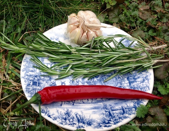 Чищу чеснок, нарезаю чили, добавляю тмин, соль, розмарин, оливковое масло и слегка растираю все в ступке.