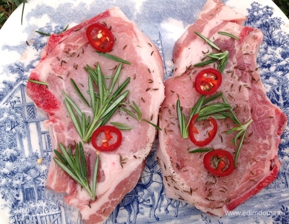 Хорошо натираю смесью отбивные.