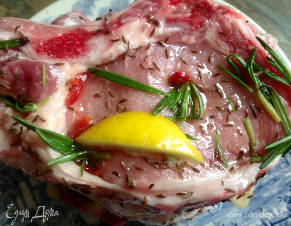 Добавляю нарезанные дольки лимона.