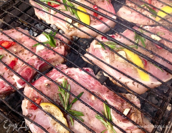 Промаринованные отбивные выкладываю на решетку для жарки на гриле.