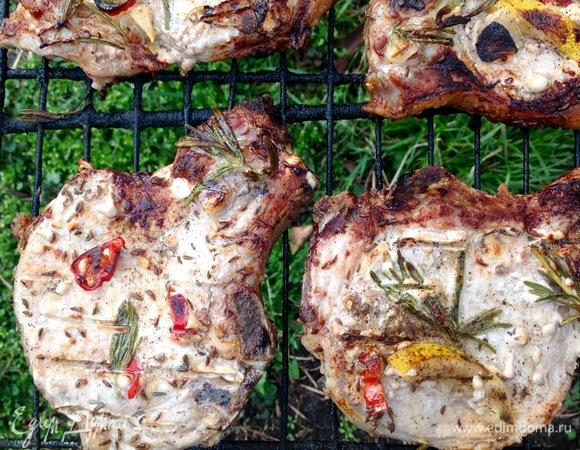 Жарить до готовности, время от времени переворачивать.