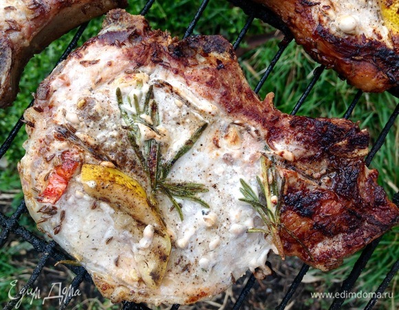 С лимонными кусочками получается нарядно. Перец чили можно взять двух цветов: зеленый и красный.