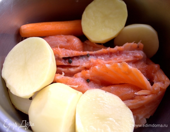 Картофель половинками я варила в бульоне для биточков, которые выставила недавно. Бульон от этого только выиграет.