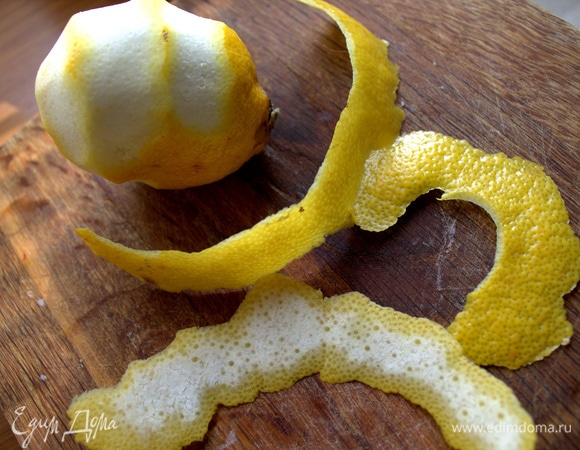 С лимона снять цедру и добавить в суп.