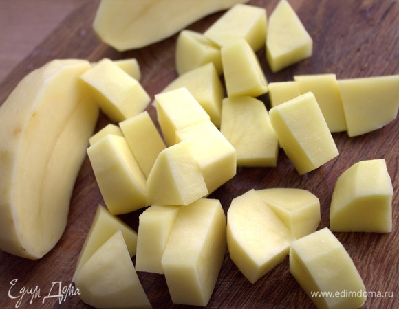 Картофель уже для супа нарезать кубиком.