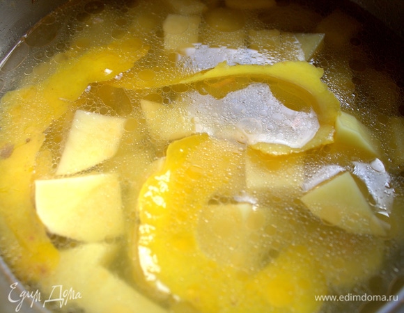 Процедить бульон от костей и в него засыпать картофельные кубики. Цедру я положила на данном этапе, но можно раньше. Добавить еще воды, если нужно.
