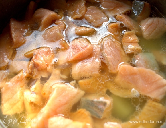 Лосось кусочками добавить, когда картофель сварится. Варить еще 3–4 минуты.
