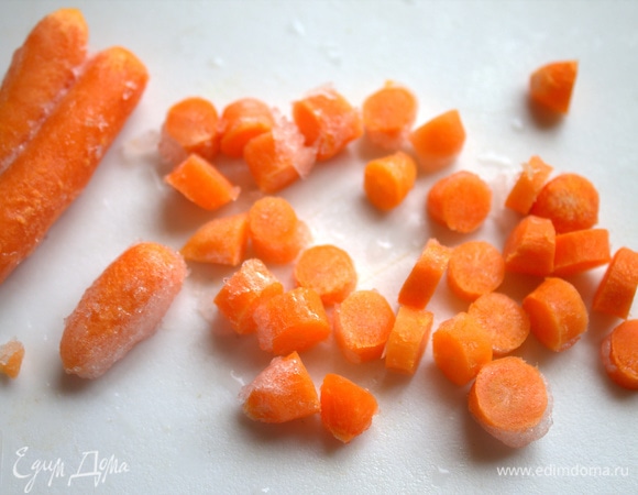 Так как морковка ушла на биточки, я решила для красоты использовать замороженную беби-морковку горсть. Она после разморозил почти не требует варки, полуготовая.