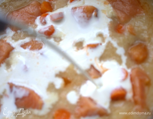 Влить сливки.