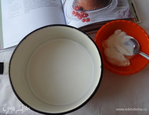 В оставшиеся сливки добавить сахар, сметану, щепотку соли, перемешать.