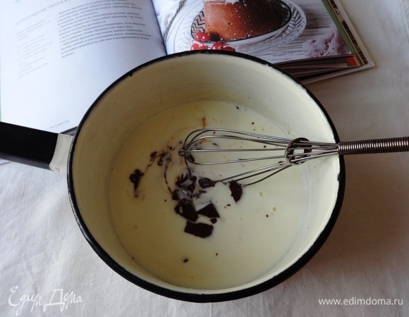 Шоколад поломать на мелкие кусочки, добавить в горячие сливки и все слегка взбить венчиком, так чтобы шоколад полностью растворился.