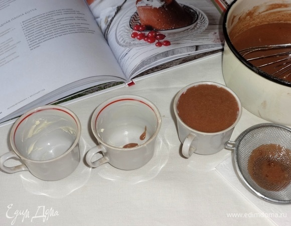 Небольшие креманки или чашки смазать сливочным маслом. Разлить шоколадную массу по чашкам, процеживая через сито.