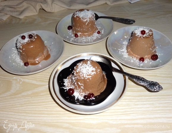 Украсит десерт по желанию. Я украшала кокосовой стружкой и ягодами клюквы. Угощайтесь! Приятного аппетита!