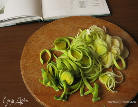Нарезаем белую часть порея кольцами.