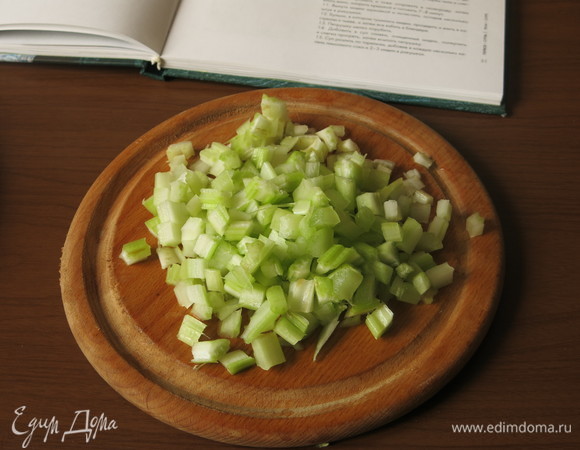 Нарезаем сельдерей кубиками.