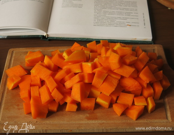 Нарезаем тыкву кубиками.