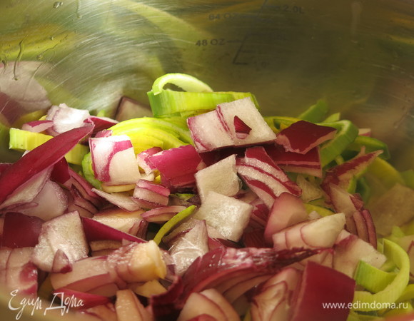 Разогреваем в тяжелой кастрюле 1 столовую ложку оливкового масла и сливочное (я заменила сливочное на оливковое), добавляем порей и половину лука. Томим на среднем огне до мягкости.