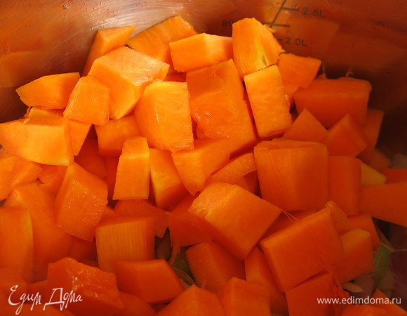 Добавляем тыкву, перемешиваем и томим 2–3 минуты.