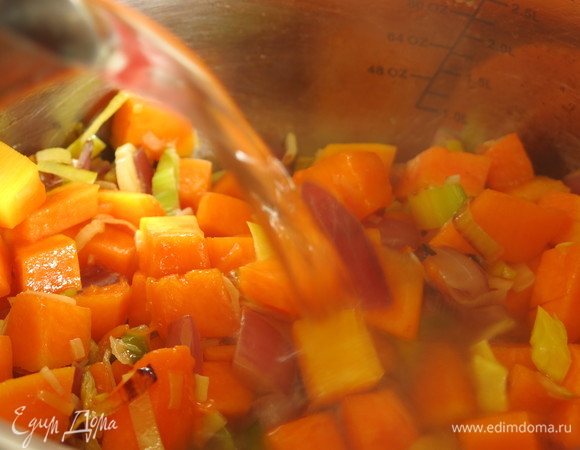 Наливаем воду, чтобы накрыть овощи.