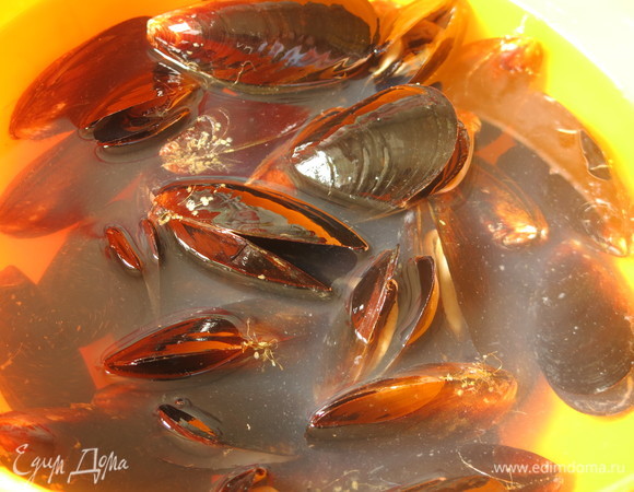 Мидии промываем.