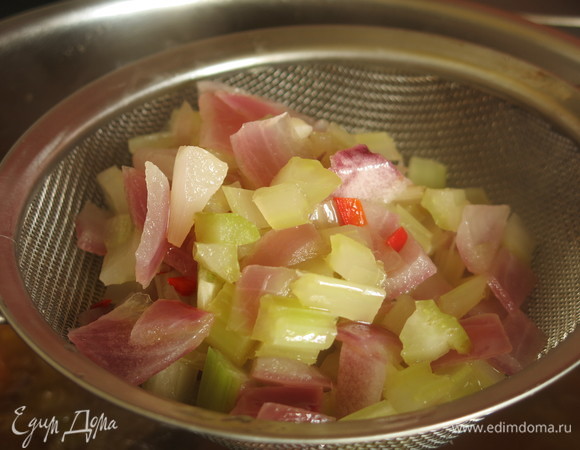 Вынимаем мидии шумовкой, очищаем, несколько оставляем в ракушках. Бульон процеживаем и наливаем в тыкву.